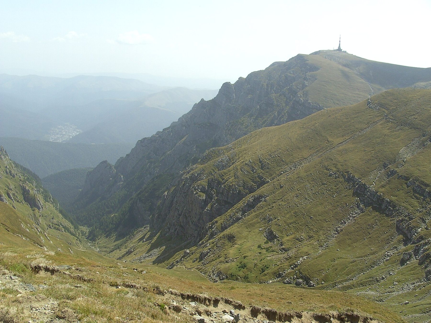 Creasta muntelui, văzută de pe terasa hotelului