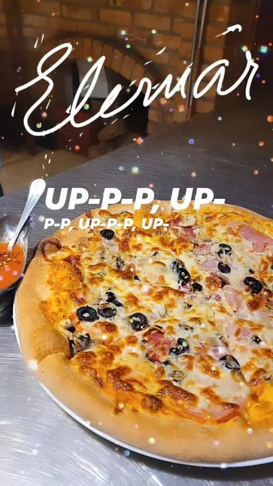 Pizza scoasă din cuptor