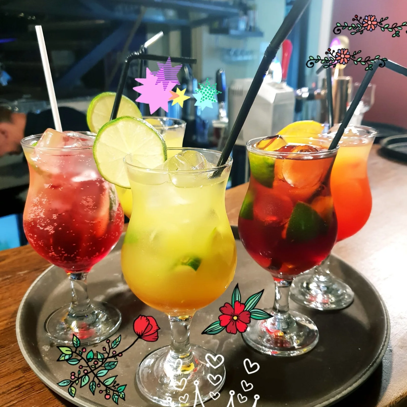 Cocktailuri la bar și terasa cu pergolă
